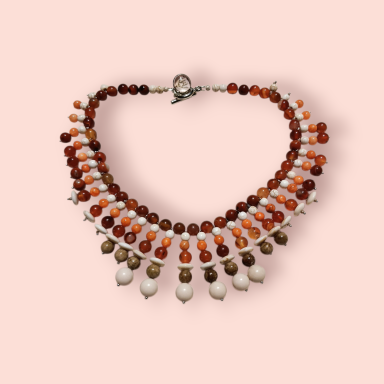 Gotas de luz antigua Collar de cuentas en tonos ámbar y blanco con diseño elegante y cierre de gancho.