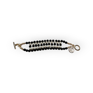 Tierra que abraza Pulsera de cuentas negras con detalles dorados y dos cierres en cada extremo.