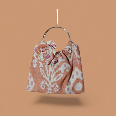 Desert Sunset Bolso pequeño de tela con diseño en tonos rosa y anillo metálico.